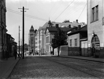Into the city: Vilhonkatu Street, leading to the National Theatre and the Railway Station. Photo: Signe Brander, 1907. Helsinki City Museum / finna