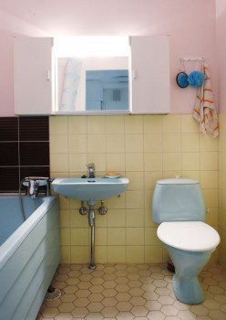 Colour rules: a '70s bathroom from MOMO / Niclas Warius